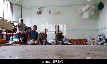 (180927) -- HODEIDAH, 27. September 2018 -- Kinder, die aufgrund des verschärften Konflikts aus ihren Häusern in Hodeidah geflohen sind, werden am 26. September 2018 in einem Raum eines vorübergehend vertriebenen Lagers am Stadtrand von Hodeidah im Jemen gesehen. ) (yk) JEMEN-HODEIDAH-VERTRIEBENE MohammedxMohammed PUBLICATIONxNOTxINxCHN Stockfoto