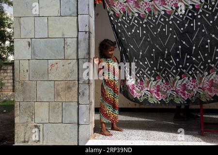 (180927) -- HODEIDAH, 27. September 2018 -- Ein Kind, das aufgrund des verschärften Konflikts in Hodeidah nach Hause geflohen ist, steht am 26. September 2018 am Eingang der Unterkunft ihrer Familie in einem vorübergehend vertriebenen Lager am Stadtrand von Hodeidah, Jemen. ) (yk) JEMEN-HODEIDAH-VERTRIEBENE MohammedxMohammed PUBLICATIONxNOTxINxCHN Stockfoto