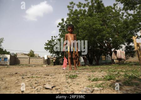 (180927) -- HODEIDAH, 27. September 2018 -- Ein Kind, das aufgrund des verschärften Konflikts in Hodeidah nach Hause geflohen ist, spaziert am 26. September 2018 im Hof eines vorübergehend vertriebenen Lagers am Stadtrand von Hodeidah, Jemen. ) (yk) JEMEN-HODEIDAH-VERTRIEBENE MohammedxMohammed PUBLICATIONxNOTxINxCHN Stockfoto