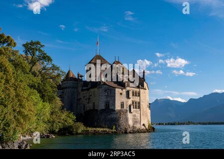 Schloss Chillon (Chateau de Chillon) am Ufer des Genfer Sees zwischen Montreux und Villeneuve im Kanton Waadt, Schweiz. Stockfoto