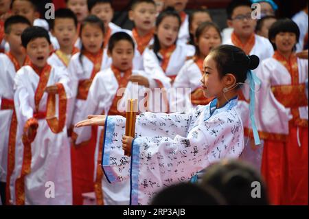 (180928) -- PEKING, 28. September 2018 -- Schüler rezitieren chinesische Klassiker während einer Veranstaltung zur Förderung der chinesischen traditionellen Kultur an der Jintai Academy Primary School in Peking, Hauptstadt Chinas, 28. September 2018. ) (Hxy) CHINA-PEKING-TRADITIONELLE KULTUR (CN) LixXin PUBLICATIONxNOTxINxCHN Stockfoto