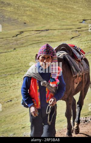 Traditioneller Mann in den Vinicunca Bergen in der Nähe von Cuzco Stockfoto