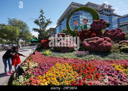 (180929) -- PEKING, 29. September 2018 -- Fußgänger sehen Blumenparterres in Peking, Hauptstadt von China, 29. September 2018. Peking ist mit dekorativen Blumenparterres für den bevorstehenden Chinesischen Nationalfeiertag dekoriert. ) (Zyd) CHINA-BEIJING-FLOWER PARTERRES-NATIONAL DAY (CN) JuxHuanzong PUBLICATIONxNOTxINxCHN Stockfoto