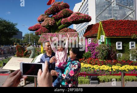 (180929) -- PEKING, 29. September 2018 -- Fußgänger posieren für Fotos mit Blumenparterres in Peking, Hauptstadt von China, 29. September 2018. Peking ist mit dekorativen Blumenparterres für den bevorstehenden Chinesischen Nationalfeiertag dekoriert. ) (Zyd) CHINA-BEIJING-FLOWER PARTERRES-NATIONAL DAY (CN) JuxHuanzong PUBLICATIONxNOTxINxCHN Stockfoto