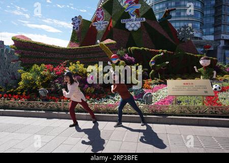 (180929) -- PEKING, 29. September 2018 -- zwei Touristen posieren für Fotos mit Blumenparterres in Peking, Hauptstadt von China, 29. September 2018. Peking ist mit dekorativen Blumenparterres für den bevorstehenden Chinesischen Nationalfeiertag dekoriert. ) (Zyd) CHINA-BEIJING-FLOWER PARTERRES-NATIONAL DAY (CN) JuxHuanzong PUBLICATIONxNOTxINxCHN Stockfoto