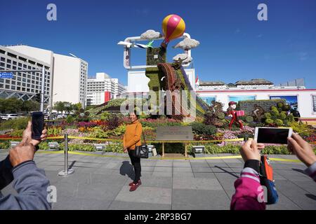 (180929) -- PEKING, 29. September 2018 -- Fußgänger machen Fotos mit Blumenparterres in Peking, Hauptstadt von China, 29. September 2018. Peking ist mit dekorativen Blumenparterres für den bevorstehenden Chinesischen Nationalfeiertag dekoriert. ) (Zyd) CHINA-BEIJING-FLOWER PARTERRES-NATIONAL DAY (CN) JuxHuanzong PUBLICATIONxNOTxINxCHN Stockfoto