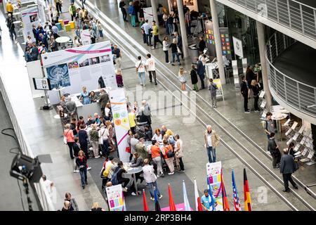 Berlin, Deutschland. September 2023. Am „Tag der Einblicke und Aussichten“ spazieren die Menschen durch das Paul Löbe Haus. Quelle: Fabian Sommer/dpa/Alamy Live News Stockfoto