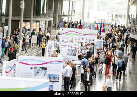 Berlin, Deutschland. September 2023. Am „Tag der Einblicke und Aussichten“ spazieren die Menschen durch das Paul Löbe Haus. Quelle: Fabian Sommer/dpa/Alamy Live News Stockfoto