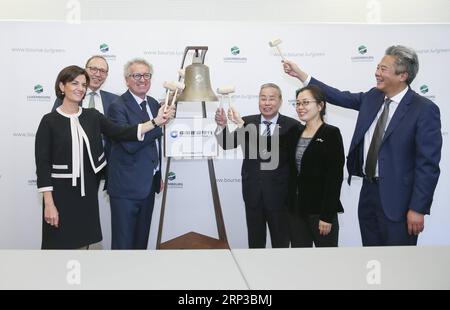 (180929) -- LUXEMBURG, 29. September 2018 -- der luxemburgische Finanzminister Pierre Gramegna (3. L), der chinesische Botschafter in Luxemburg Huang Changqing (3. R) und andere Vertreter nehmen an der Eröffnungszeremonie in Luxemburg am 28. September 2018 Teil. Die ersten von der China Construction Bank (CCB) ausgegebenen ausländischen grünen Anleihen mit einem Gesamtwert von 500 Millionen Euro (581 Millionen US-Dollar) wurden an diesem Wochenende offiziell an der Luxemburger Grünen Börse notiert. ) (lrz) LUXEMBOURG-CHINA CONSTRUCTION BANK-GREEN BOND YexPingfan PUBLICATIONxNOTxINxCHN Stockfoto