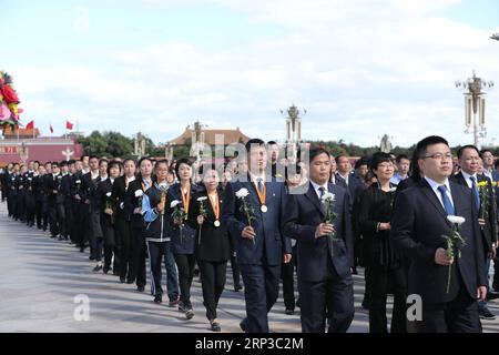 (180930) -- PEKING, 30. September 2018 -- anlässlich des Märtyrertages findet auf dem Tian-Anmen-Platz in Peking, der Hauptstadt Chinas, am 30. September 2018 Eine Zeremonie statt, um dem Denkmal für die Helden des Volkes Tribut zu zollen und Blumenkörbe zu legen. (Yxb) CHINA-BEIJING-MARTYRS DAY-CEREMONY (CN) JuxPeng PUBLICATIONxNOTxINxCHN Stockfoto