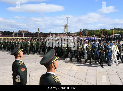 (180930) -- PEKING, 30. September 2018 -- anlässlich des Märtyrertages findet auf dem Tian-Anmen-Platz in Peking, der Hauptstadt Chinas, am 30. September 2018 Eine Zeremonie statt, um dem Denkmal für die Helden des Volkes Tribut zu zollen und Blumenkörbe zu legen. (Yxb) CHINA-BEIJING-MARTYRS DAY-CEREMONY (CN) RaoxAimin PUBLICATIONxNOTxINxCHN Stockfoto