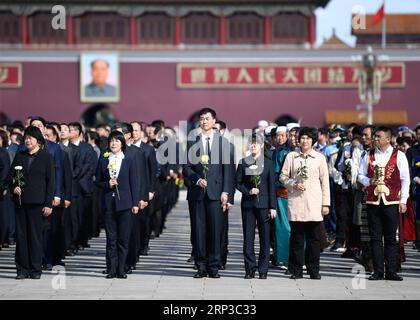 (180930) -- PEKING, 30. September 2018 -- anlässlich des Märtyrertages findet auf dem Tian-Anmen-Platz in Peking, der Hauptstadt Chinas, am 30. September 2018 Eine Zeremonie statt, um dem Denkmal für die Helden des Volkes Tribut zu zollen und Blumenkörbe zu legen. (Yxb) CHINA-BEIJING-MARTYRS DAY-CEREMONY (CN) ShenxHong PUBLICATIONxNOTxINxCHN Stockfoto