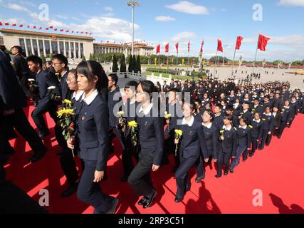 (180930) -- PEKING, 30. September 2018 -- anlässlich des Märtyrertages findet auf dem Tian-Anmen-Platz in Peking, der Hauptstadt Chinas, am 30. September 2018 Eine Zeremonie statt, um dem Denkmal für die Helden des Volkes Tribut zu zollen und Blumenkörbe zu legen. (Yxb) CHINA-BEIJING-MARTYRS DAY-CEREMONY (CN) JuxPeng PUBLICATIONxNOTxINxCHN Stockfoto