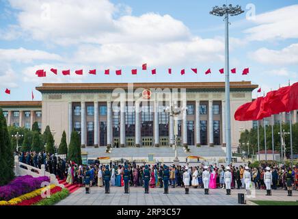 (180930) -- PEKING, 30. September 2018 -- anlässlich des Märtyrertages findet auf dem Tian-Anmen-Platz in Peking, der Hauptstadt Chinas, am 30. September 2018 Eine Zeremonie statt, um dem Denkmal für die Helden des Volkes Tribut zu zollen und Blumenkörbe zu legen. (Yxb) CHINA-BEIJING-MARTYRS DAY-CEREMONY (CN) ZhaixJianlan PUBLICATIONxNOTxINxCHN Stockfoto