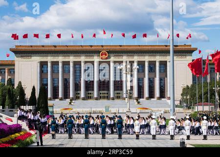 (180930) -- PEKING, 30. September 2018 -- anlässlich des Märtyrertages findet auf dem Tian-Anmen-Platz in Peking, der Hauptstadt Chinas, am 30. September 2018 Eine Zeremonie statt, um dem Denkmal für die Helden des Volkes Tribut zu zollen und Blumenkörbe zu legen. (Yxb) CHINA-BEIJING-MARTYRS DAY-CEREMONY (CN) ZhaixJianlan PUBLICATIONxNOTxINxCHN Stockfoto