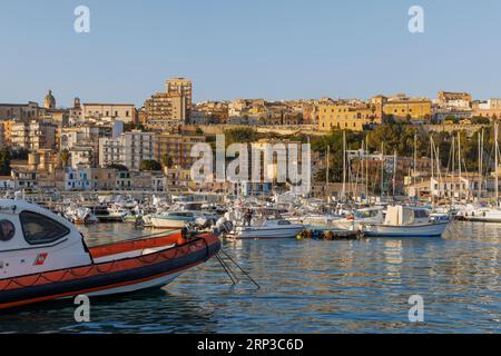 Die Hafenfront vom Hafen aus gesehen. Sciacca, Sizilien, Italien. Stockfoto