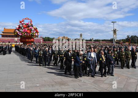 (180930) -- PEKING, 30. September 2018 -- anlässlich des Märtyrertages findet auf dem Tian-Anmen-Platz in Peking, der Hauptstadt Chinas, am 30. September 2018 Eine Zeremonie statt, um dem Denkmal für die Helden des Volkes Tribut zu zollen und Blumenkörbe zu legen. (Yxb) CHINA-BEIJING-MARTYRS DAY-CEREMONY (CN) RaoxAimin PUBLICATIONxNOTxINxCHN Stockfoto