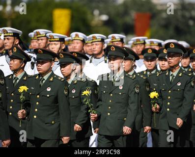 (180930) -- PEKING, 30. September 2018 -- anlässlich des Märtyrertages findet auf dem Tian-Anmen-Platz in Peking, der Hauptstadt Chinas, am 30. September 2018 Eine Zeremonie statt, um dem Denkmal für die Helden des Volkes Tribut zu zollen und Blumenkörbe zu legen. (Yxb) CHINA-BEIJING-MARTYRS DAY-CEREMONY (CN) ShenxHong PUBLICATIONxNOTxINxCHN Stockfoto