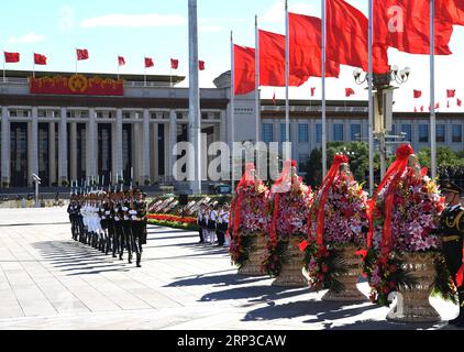 (180930) -- PEKING, 30. September 2018 -- anlässlich des Märtyrertages findet auf dem Tian-Anmen-Platz in Peking, der Hauptstadt Chinas, am 30. September 2018 Eine Zeremonie statt, um dem Denkmal für die Helden des Volkes Tribut zu zollen und Blumenkörbe zu legen. (Yxb) CHINA-BEIJING-MARTYRS DAY-CEREMONY (CN) RaoxAimin PUBLICATIONxNOTxINxCHN Stockfoto