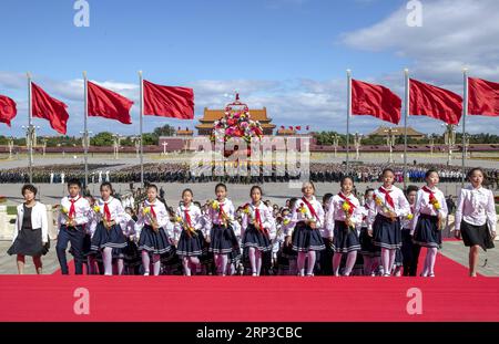 (180930) -- PEKING, 30. September 2018 -- anlässlich des Märtyrertages findet auf dem Tian-Anmen-Platz in Peking, der Hauptstadt Chinas, am 30. September 2018 Eine Zeremonie statt, um dem Denkmal für die Helden des Volkes Tribut zu zollen und Blumenkörbe zu legen. (Yxb) CHINA-BEIJING-MARTYRS DAY-CEREMONY (CN) XiexHuanchi PUBLICATIONxNOTxINxCHN Stockfoto