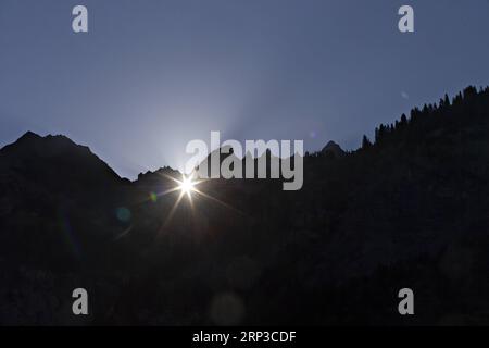 (180930) -- ELM, 30. September 2018 -- die Sonne scheint durch das Martin s Hole direkt auf Elm, im Kanton Glarus, Schweiz, 30. September 2018. Das 22 x 19 Meter breite Felsenfenster befindet sich etwa 2.600 m über dem Meeresspiegel im großen Tschingelhorn. Dieses ungewöhnliche Phänomen findet für einige Minuten kurz an mehreren Tagen im Frühjahr und Herbst jedes Jahres statt. ) (lrz) SWITZERLAND-ELM-MARTIN S HOLE MichelexLimina PUBLICATIONxNOTxINxCHN Stockfoto