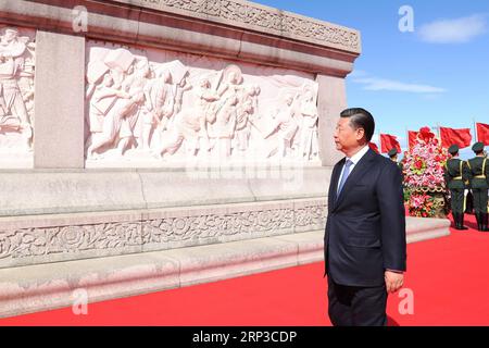 (180930) -- PEKING, 30. September 2018 -- der chinesische Präsident Xi Jinping, ebenfalls Generalsekretär des Zentralkomitees der Kommunistischen Partei Chinas (KPCh) und Vorsitzender der Zentralen Militärkommission, würdigt die verstorbenen nationalen Helden am Denkmal für die Volkshelden auf dem Tian-Anmen-Platz in Peking, der Hauptstadt Chinas, am 30. September 2018. Andere hochrangige Führer der KPCh und des Staates, einschließlich Li Keqiang, Li Zhanshu, Wang Yang, Wang Huning, Zhao Leji, Han Zheng und Wang Qishan nahmen auch an der Veranstaltung zum Märtyrertag des Landes am Vorabend des Nationalfeiertags Teil.) (ZYD) CHINA-PEKING-MART Stockfoto