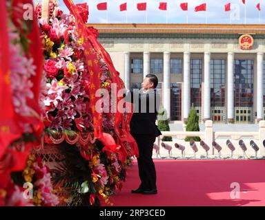 (180930) -- PEKING, 30. September 2018 -- der chinesische Präsident Xi Jinping, ebenfalls Generalsekretär des Zentralkomitees der Kommunistischen Partei Chinas (KPCh) und Vorsitzender der Zentralen Militärkommission, begradigt die roten Bänder auf dem Blumenkorb während einer Zeremonie, die am 30. September 2018 am Denkmal für die Volkshelden auf dem Tian-Anmen-Platz in Peking, der Hauptstadt Chinas, stattfand, um den verstorbenen nationalen Helden Tribut zu zollen. Andere hochrangige Führer der KPCh und des Staates, einschließlich Li Keqiang, Li Zhanshu, Wang Yang, Wang Huning, Zhao Leji, Han Zheng und Wang Qishan nahmen ebenfalls an der Veranstaltung Teil, um die Co zu feiern Stockfoto