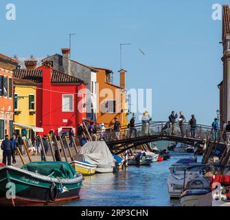 Insel Burano in der Lagune von Venedig, Gemeinde Venedig, Italien. Farbenfrohe Häuser und Kanal. Stockfoto