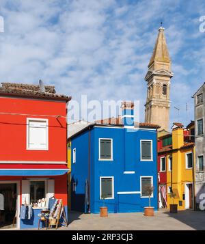 Insel Burano in der Lagune von Venedig, Gemeinde Venedig, Italien. Farbige Häuser mit dem Schiefen Turm von Burano im Hintergrund. Der campanile, Stockfoto