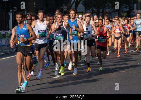 Tower Bridge, London, Großbritannien. September 2023. Der Big Half ist ein 13,1-Meilen-Halbmarathon, der an verschiedenen Orten des London Marathons stattfindet, einschließlich Crossing Tower Bridge. Viele der besten Langstreckensportler gehören zu den rund 15.000 Teilnehmern, darunter die Spitzensportler Mo Farah, Jonny Mellor, Phil Sesemann und Andrew Butchart. Die große Hälfte wird Sir Mo Farahs letztes Rennen in seiner Heimatstadt London sein, bevor er in den Ruhestand geht. Viele Teilnehmer kandidierten für Wohltätigkeitsorganisationen Stockfoto