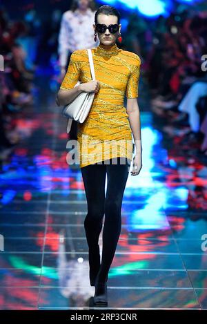 (181001) -- PARIS, 1. Oktober 2018 -- Ein Modell präsentiert eine Kreation von Balenciaga während der Spring/Summer Women's Collection Show 2019 in Paris, Frankreich am 30. September 2018. )(rh) FRANCE-PARIS-FASHION WEEK-BALENCIAGA PieroxBiasion PUBLICATIONxNOTxINxCHN Stockfoto