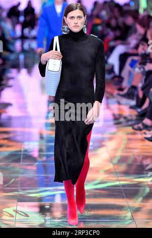 (181001) -- PARIS, 1. Oktober 2018 -- Ein Modell präsentiert eine Kreation von Balenciaga während der Spring/Summer Women's Collection Show 2019 in Paris, Frankreich am 30. September 2018. )(rh) FRANCE-PARIS-FASHION WEEK-BALENCIAGA PieroxBiasion PUBLICATIONxNOTxINxCHN Stockfoto