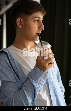 Männer trinken Perlmilchtee durch Strohhalme, die wegschauen, aus nächster Nähe. Stockfoto