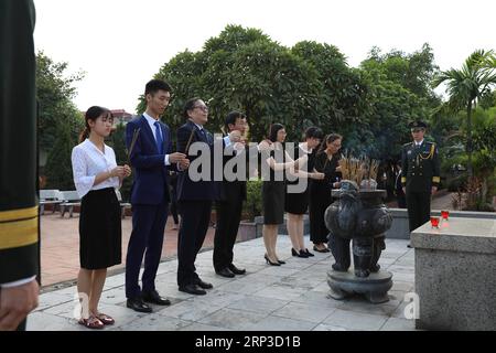 (181001) -- HANOI, 1. Oktober 2018 -- Menschen bieten den chinesischen Märtyrern am 30. September 2018 auf einem Friedhof im Bezirk Gia Lam, Hanoi, Weihrauch an. Auf dem Friedhof im Bezirk Gia Lam, etwa 15 km von der Innenstadt von Hanoi entfernt, ruhen 49 chinesische Märtyrer in Frieden, die Militärberater, Mitglieder einer logistischen Abteilung und Brückenbauer waren, die Vietnam während seines Krieges gegen ausländische Invasoren halfen. ZU DIESEM Feature: Vietnam Schätze Opfer von chinesischen Märtyrern, gute Pflege der Gräber ) (rh) VIETNAM-HANOI-CHINESISCHE MÄRTYRER-GRAB KEHREN WangxDi PUBLICATIONxNOTxINxCHN Stockfoto