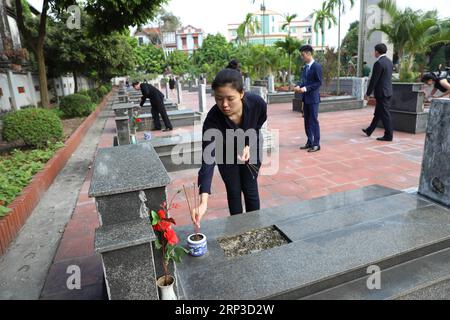 (181001) -- HANOI, 1. Oktober 2018 -- Menschen bieten den chinesischen Märtyrern am 30. September 2018 auf einem Friedhof im Bezirk Gia Lam, Hanoi, Weihrauch an. Auf dem Friedhof im Bezirk Gia Lam, etwa 15 km von der Innenstadt von Hanoi entfernt, ruhen 49 chinesische Märtyrer in Frieden, die Militärberater, Mitglieder einer logistischen Abteilung und Brückenbauer waren, die Vietnam während seines Krieges gegen ausländische Invasoren halfen. ZU DIESEM Feature: Vietnam Schätze Opfer von chinesischen Märtyrern, gute Pflege der Gräber ) (rh) VIETNAM-HANOI-CHINESISCHE MÄRTYRER-GRAB KEHREN WangxDi PUBLICATIONxNOTxINxCHN Stockfoto