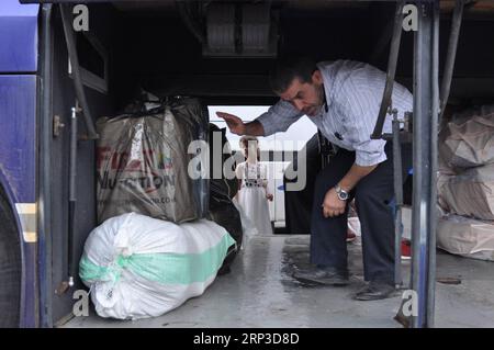 (181001) -- TRIPOLI, 1. Oktober 2018 -- syrische Flüchtlinge laden ihre Habseligkeiten in einen Bus nach Syrien in Tripoli, Libanon, 1. Oktober 2018. Hunderte syrische Flüchtlinge versammelten sich am Montagmorgen, um aus dem Libanon in ihre Heimat zurückzukehren, berichteten lokale Medien. )(rh) LIBANON-TRIPOLI-FLÜCHTLING Khalid PUBLICATIONxNOTxINxCHN Stockfoto