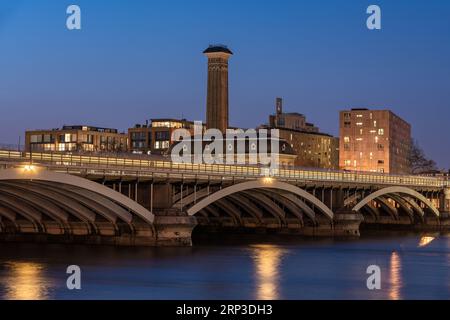 Dies ist ein nächtlicher Blick auf die berühmte Battersea Bridge entlang der Themse am 22. März 2022 in London, Großbritannien Stockfoto