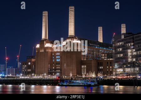 Nächtlicher Blick auf das berühmte Battersea Power Station, ein Wahrzeichen entlang der Themse am 22. März 2022 in London, Großbritannien Stockfoto