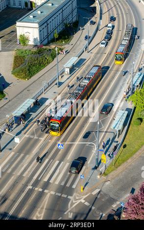 Elektrische Straßenbahnen fahren auf den Straßen von Warschau Stockfoto