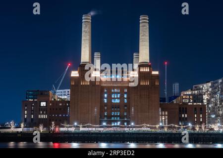 Dies ist ein nächtlicher Blick auf das Battersea Power Station am Fluss, ein Wahrzeichen am 22. März 2022 in London, Großbritannien Stockfoto