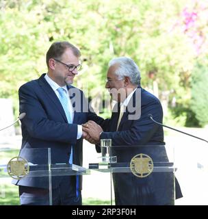 (181003) -- LISSABON, 3. Oktober 2018 -- der portugiesische Premierminister Antonio Costa (R) gibt dem finnischen Premierminister Juha Sipila auf einer gemeinsamen Pressekonferenz in Lissabon, der Hauptstadt Portugals, am 2. Oktober 2018 die Hand. Costa sagte hier am Dienstag, dass Portugal und Finnland sich auf die Migrationspolitik und die Prioritäten der Gemeinsamen Agrarpolitik (GAP) einigen, aber implizite Unterschiede in Bezug auf den Finanzrahmen und die Reform des Euro hinterlassen haben. ) PORTUGAL-LISSABON-FINNLAND-PM-MEET ZhangxLiyun PUBLICATIONxNOTxINxCHN Stockfoto