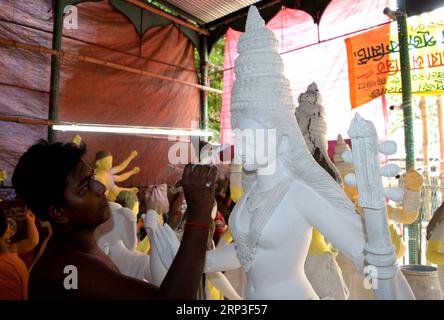 (181003) -- DHAKA, 3. Oktober 2018 () -- ein Handwerker gibt einem Lehmidol der hinduistischen Kriegergöttin Durga vor dem bevorstehenden Durga Festival einen letzten Schliff in einem Workshop in Dhaka, Bangladesch, am 2. Oktober 2018. () (zhf) BANGLADESCH-DHAKA-HINDU-DURGA-FESTIVAL Xinhua PUBLICATIONxNOTxINxCHN Stockfoto