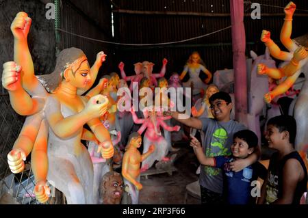 (181003) -- DHAKA, 3. Oktober 2018 () -- Kinder schauen sich vor dem bevorstehenden Durga Festival ein Lehmidol der hinduistischen Kriegergöttin Durga an, das am 2. Oktober 2018 in einem Workshop in Dhaka, Bangladesch, stattfindet. () (zhf) BANGLADESCH-DHAKA-HINDU-DURGA-FESTIVAL Xinhua PUBLICATIONxNOTxINxCHN Stockfoto