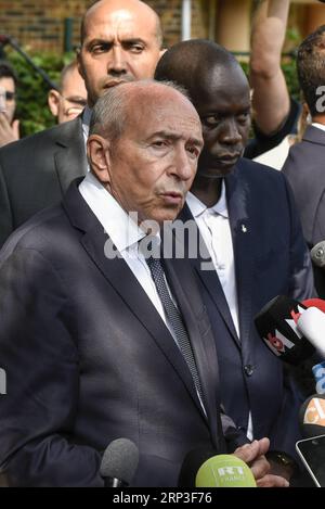 (181003) -- PARIS, 3. Oktober 2018 -- dieses Archivfoto vom 23. August 2018 zeigt Innenminister Gerard Collomb, der nach einem Messeranschlag in Trappes, Frankreich, an einem Mediengespräch teilnimmt. Der französische Präsident Emmanuel Macron hat den Rücktritt des Innenministers akzeptiert, nachdem er ihn zunächst abgelehnt hatte, sagte der Elysee-Palast am 3. Oktober 2018, in einem erneuten Schlag gegen den Präsidenten, der vor Wochen gezwungen war, zwei seiner beliebtesten Minister zu ersetzen. )(dh) FRANKREICH-PARIS-INNENMINISTER-RÜCKTRITT ChenxYichen PUBLICATIONxNOTxINxCHN Stockfoto