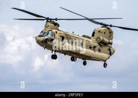 Royal Netherlands Air Force - Boeing CH-47F Chinook, Ankunft in RAF Fairford für die Royal International Air Tattoo 2023. Stockfoto