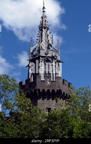 Beauchamp Tower, Cardiff Castle. Vor blauem Himmel, vom Bute Park aus gesehen Stockfoto