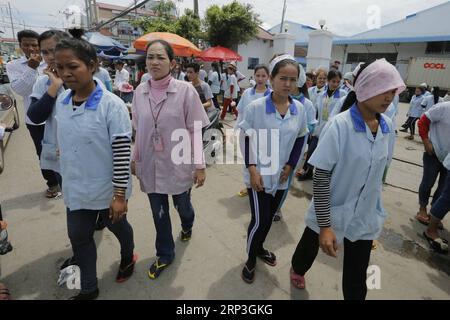 (181005) -- PHNOM PENH, 5. Oktober 2018 -- kambodschanische Bekleidungsarbeiter verlassen am 5. Oktober 2018 eine Fabrik für eine Mittagspause in Phnom Penh, Kambodscha. Die kambodschanische Regierung setzte am Freitag einen neuen monatlichen Mindestlohn für die Multi-Milliarden-Dollar-Bekleidungs- und Schuhindustrie des Landes auf 182 US-Dollar für 2019 fest, was 7 Prozent mehr als die aktuellen 170 US-Dollar ist, teilte Arbeitsminister Ith Samheng mit. ) KAMBODSCHA-PHNOM PENH-MINDESTLOHN-BEKLEIDUNG-SCHUHE-ERHÖHEN PHEARUM PUBLICATIONXNOTXINXCHN Stockfoto