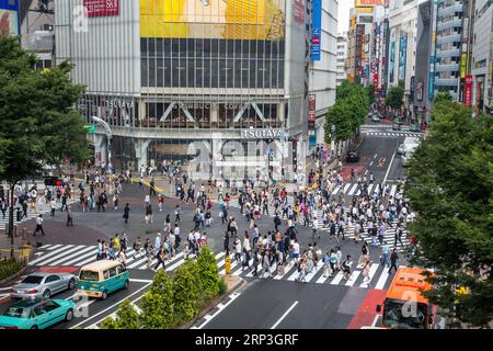 Tokio, Japan - 21. Juni 2023: Fußgänger und Verkehr am Shibuya Crossing, bekannt als der Scramble, der meistbefahrene Fußgängerübergang der Welt. Stockfoto