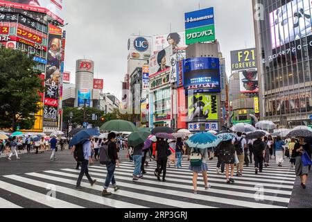 Tokio, Japan - 21. Juni 2023: Fußgänger im Regen am Shibuya Crossing, bekannt als der Scramble, der meistbefahrene Fußgängerübergang der Welt. Stockfoto