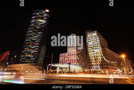 (181005) -- BERLIN, 5. Oktober 2018 -- beleuchtete Gebäude werden am Potsdamer Platz während des Lichterfests 2018 in Berlin, der Hauptstadt Deutschlands, am 5. Oktober 2018 gesehen. Berlin wurde mit der Eröffnung des Festivals der Lichter am Freitag, der vom 5. Bis 14. Oktober dauern wird, zu einer Stadt der Lichtkunst. DEUTSCHLAND-BERLIN-2018 LICHTERFEST ShanxYuqi PUBLICATIONxNOTxINxCHN Stockfoto